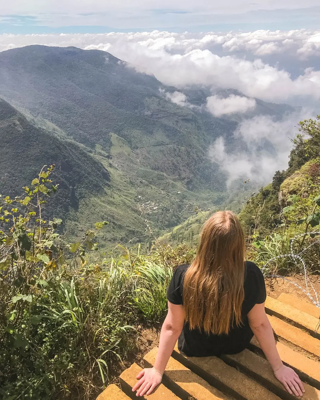 Dramatic Cliff View at World's End, Horton Plains